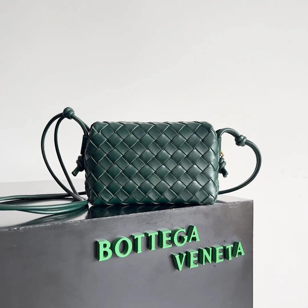 Batch 1560 New version and new color (third generation) 𝗕𝗼𝘁𝘁𝗲𝗴𝗮 𝗩𝗲𝗻𝗲𝘁𝗮———— The latest version of the loop camera bag💥 at the BV King of Cost-Effectiveness counter, large woven texture➕As always, ultra-high-quality lambskin, with zippers and adjustable drawstrings, it is especially suitable for the belly💫It can fit anything, and it is very light in weight. It is suitable for girls of all ages. Size: 17*10*6cm Style number: 723547